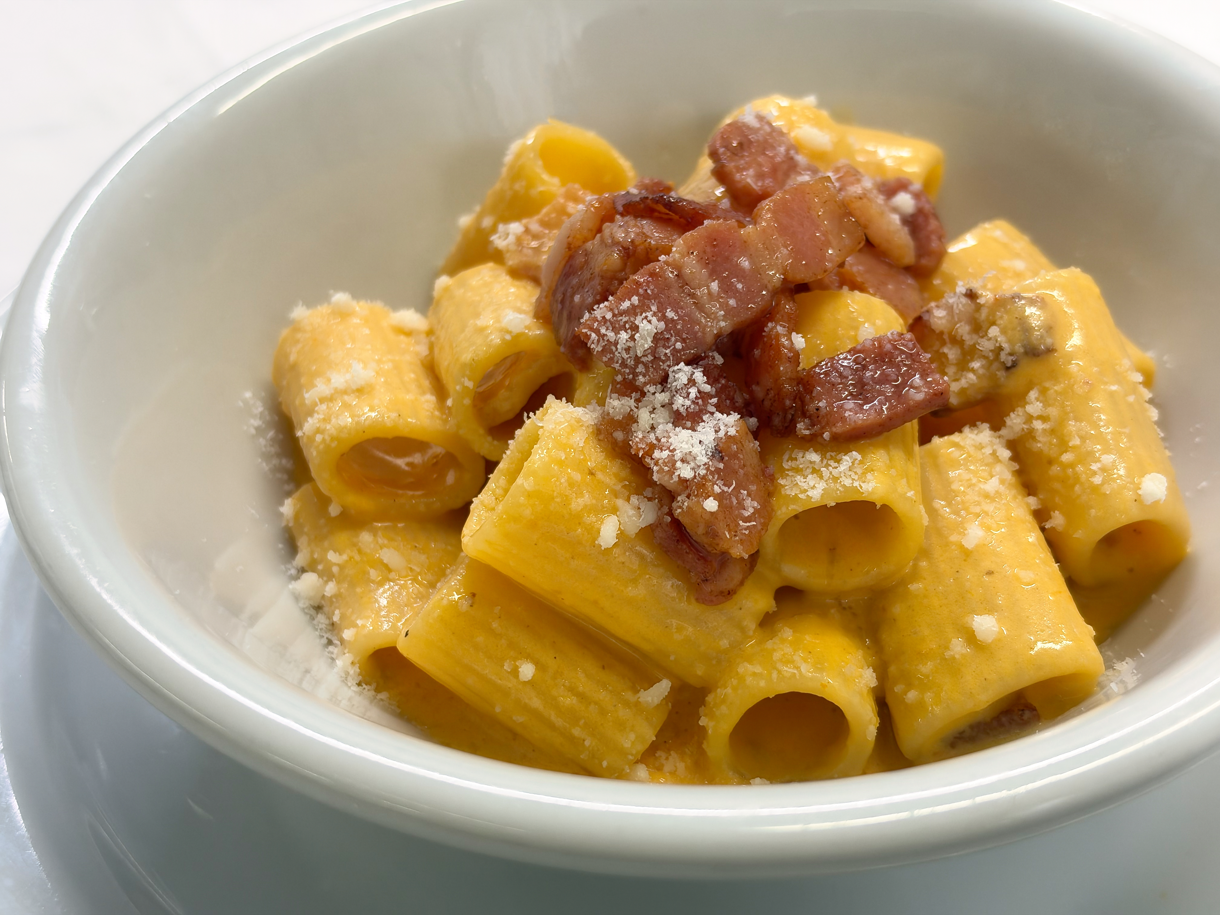 Rigatoni alla bizzarra serviti in un piatto bianco